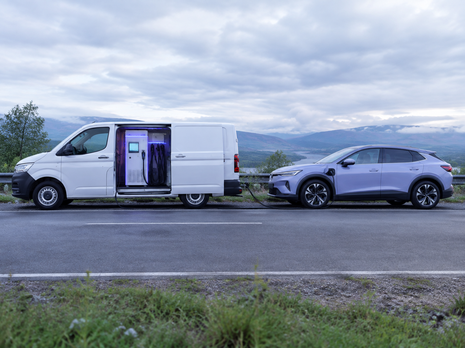 Bus z mobilną ładowarką zatrzymany na poboczu drogi prowadzącej do przejścia granicznego